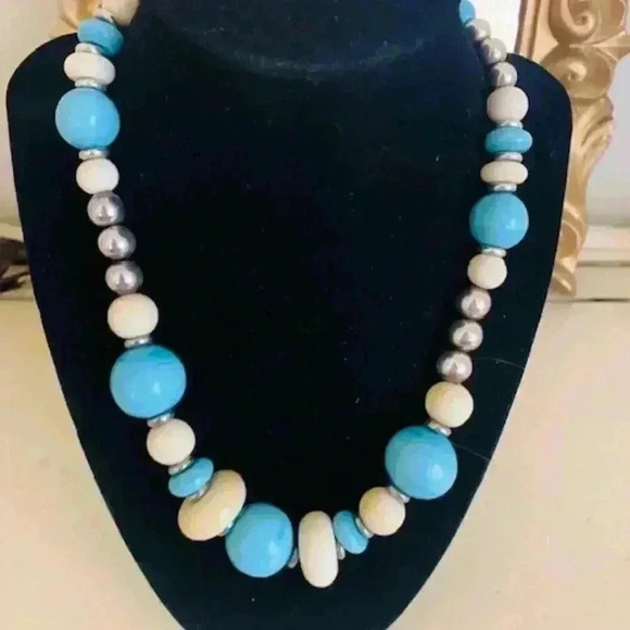 1950 S VINTAGE AQUA BLUE BEADS AND STERLING NECKLACE - Picture 2 of 5